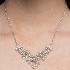 NEW Boutique Amber & Silver Diamond Flower Necklace & Earrings Jewelry Set